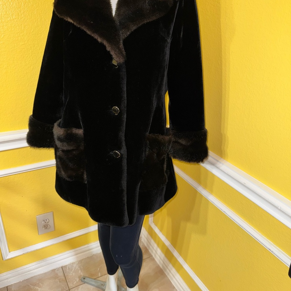 Chic Black Faux Fur Teddy Jacket - Picture 4 of 15